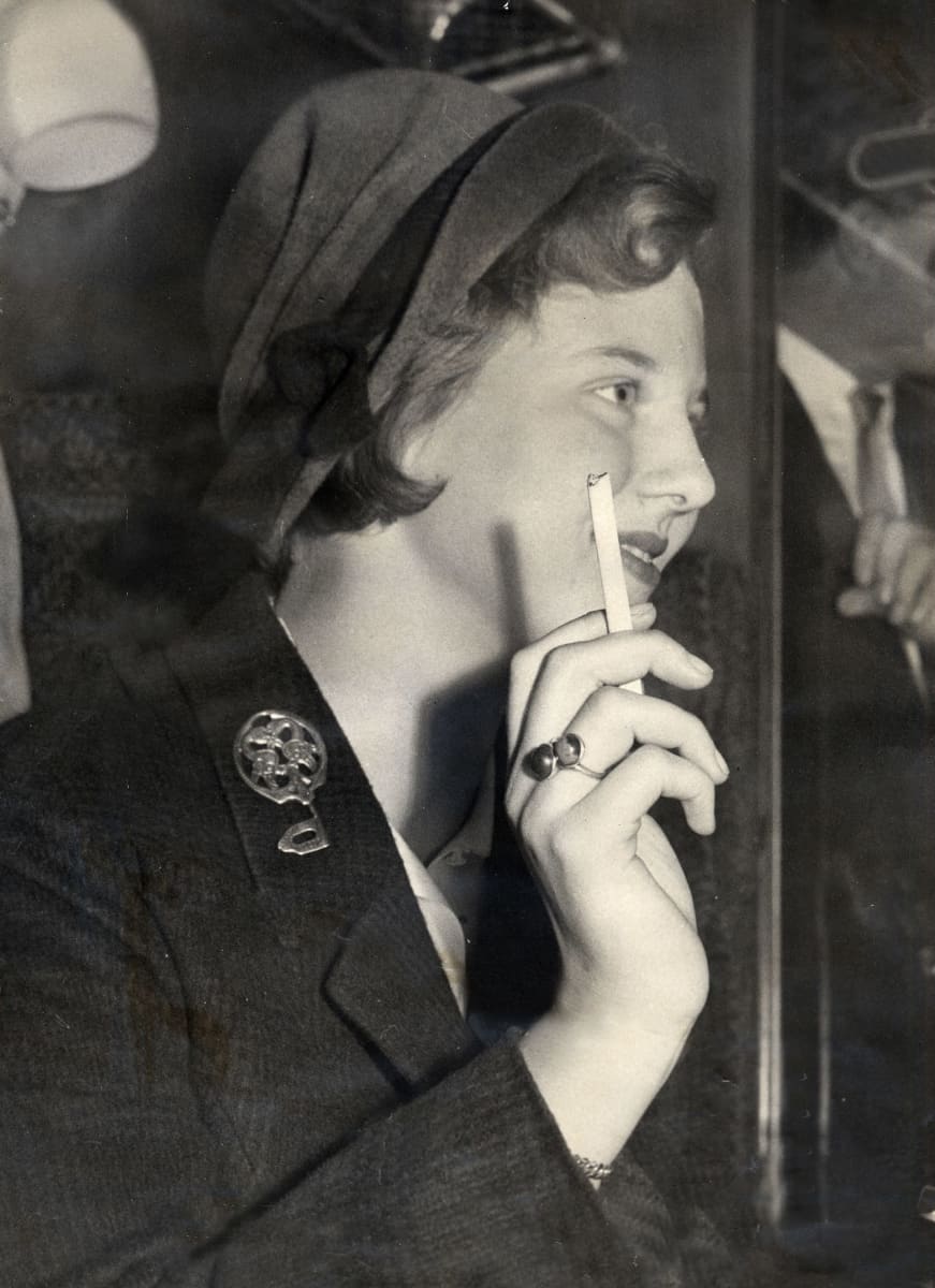 Nuori prinsessa Margarethe tupakka kädessään.