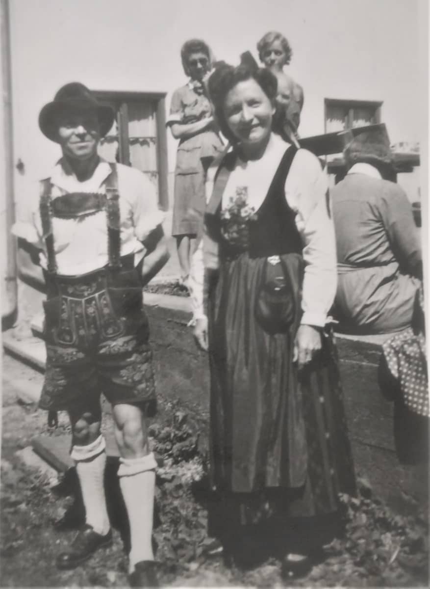 Lotta Svärd -jäsenten virkistys- ja palkintomatkalle osallistunut lotta Bertta Saxberg pukeutuneena baijerilaiseen kansallisasuun kesällä 1944.