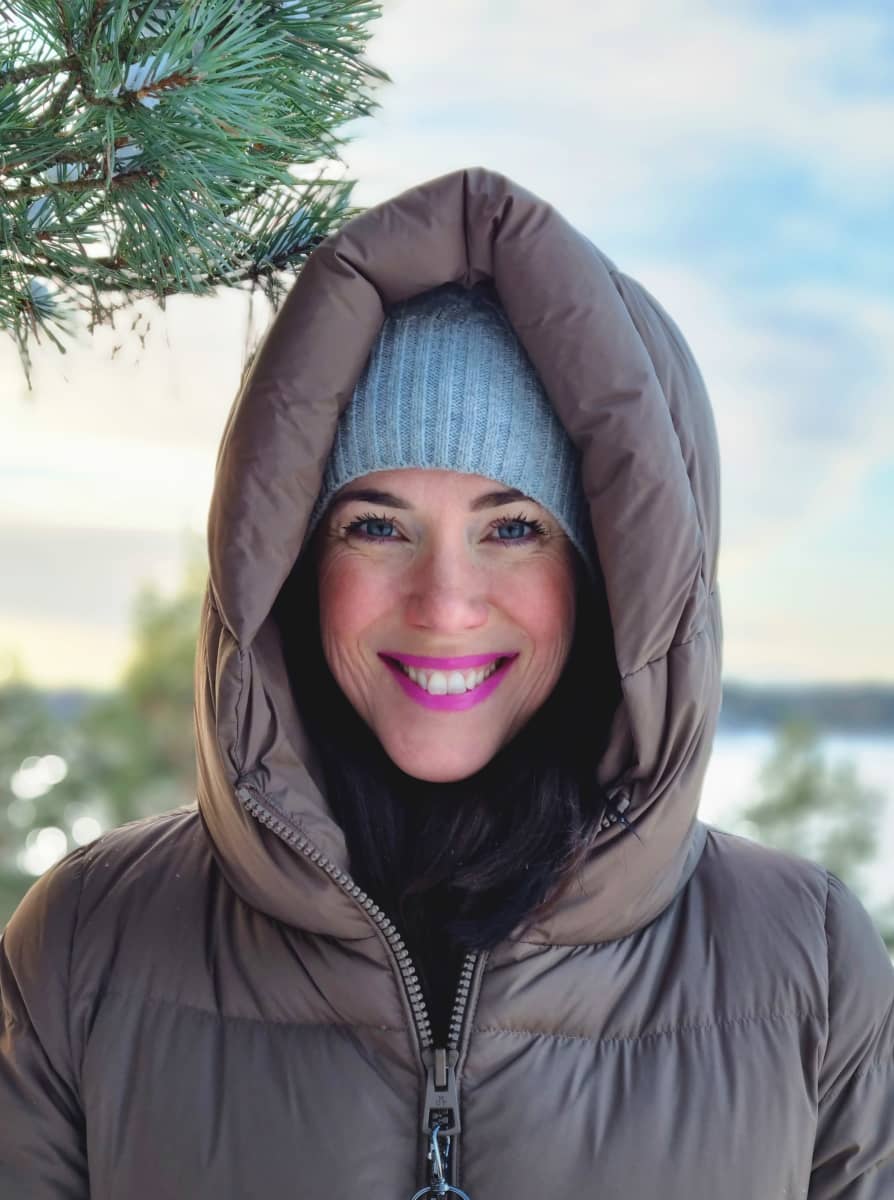 Helsingin yliopiston tutkijaprofessori Anna Mäkelä hymyilee selfiekuvassa.