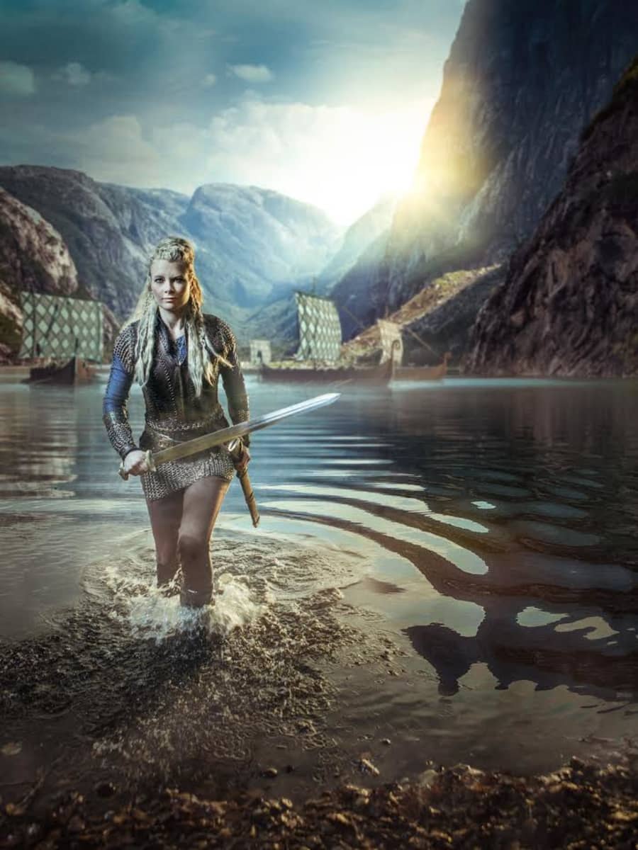 Nainen nousee miekan kanssa vedestä. Valokuvaaja Antti Karppisen valokuva, joka jäljittelee Vikings televisiosarjan fantasiatyyliä.