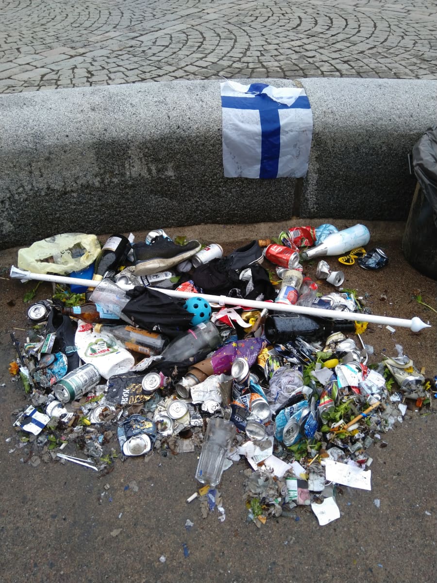 Tampereen Keskustorin suihkulähteestä löytyi paljon roskaa maanantaina kiekkojuhlien jälkeen 27.5.2019.