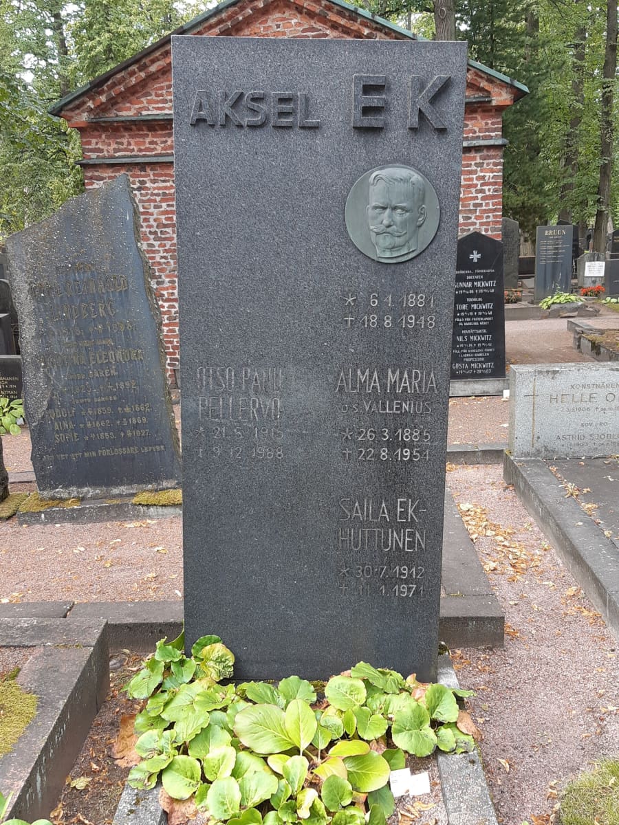 Kuva Aksel Ekin hautakivestä.