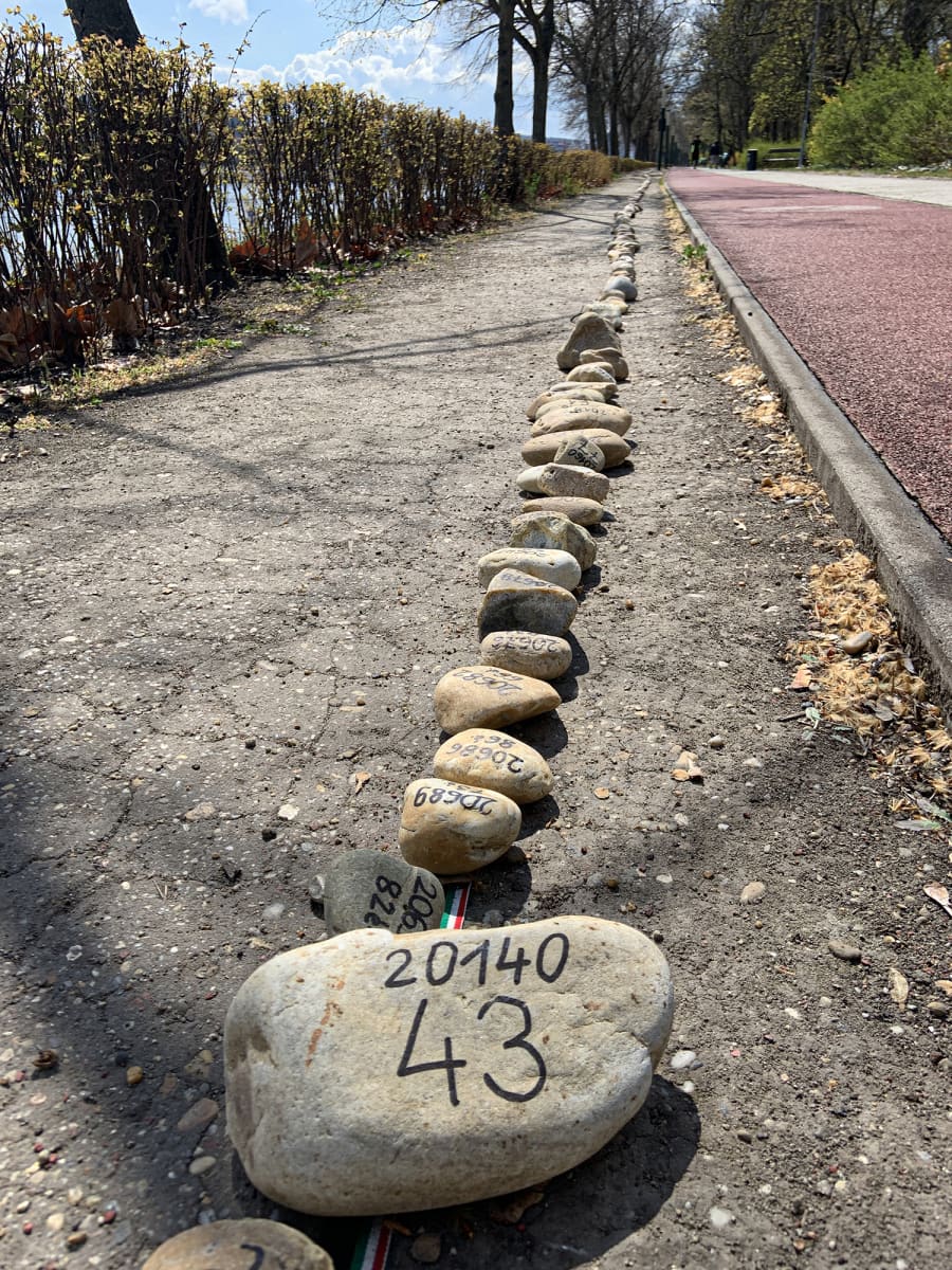 Margitinsaaren muistomerkin jokainen kivi symboloi yhtä koronaan kuollutta. Kiviin on merkitty järjestysluku ja uhrin ikä.