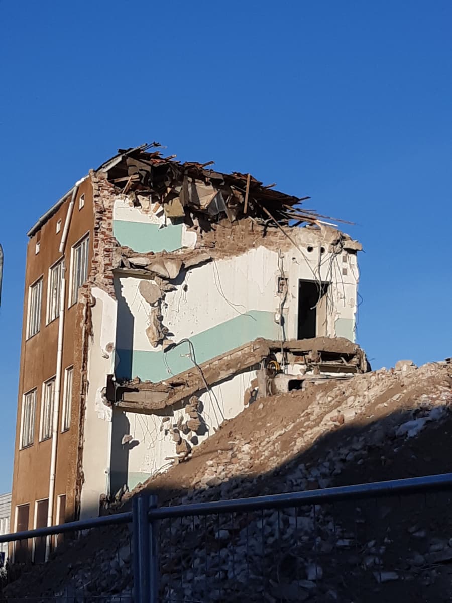 Seppolan purettavan koulun seinää vielä pystyssä Jämsän keskustassa.