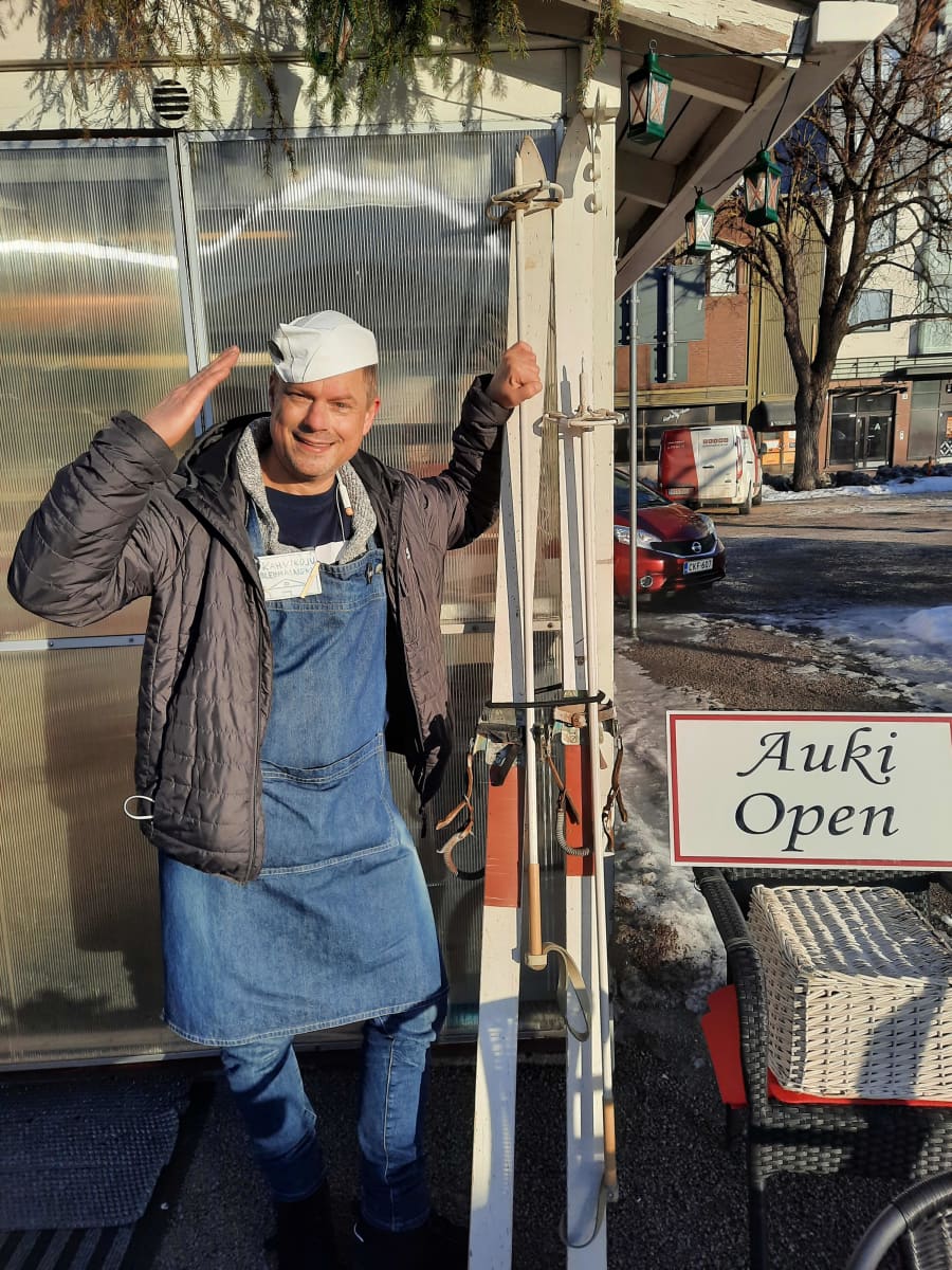 Kahvikioskiyrittäjä ja näyttelijä Jarno Kolehmainen seisoo kioskinsa ulkopuolella