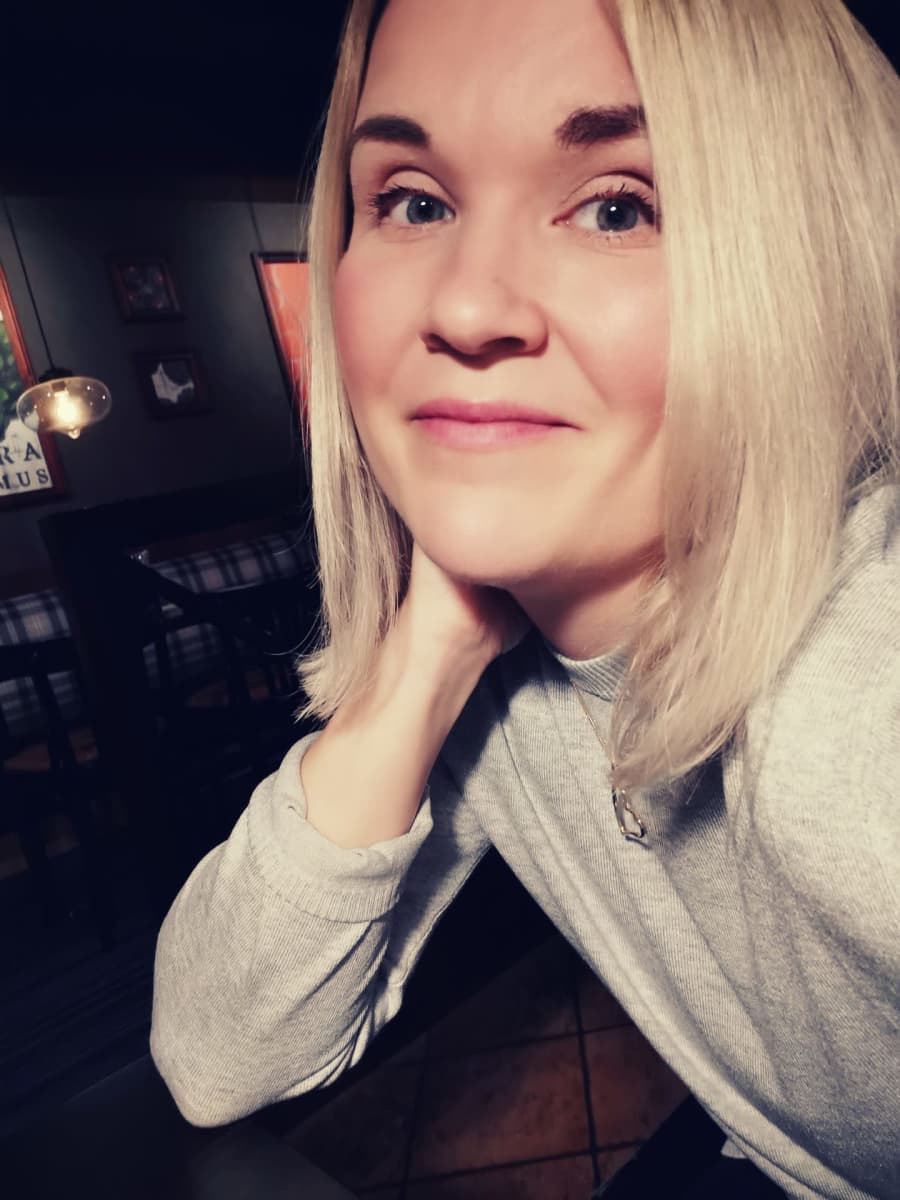 Jenni Hokkanen, Joululahjoitukset Kuopio Facebook-ryhmän ylläpitäjä hymyilee kameralle.