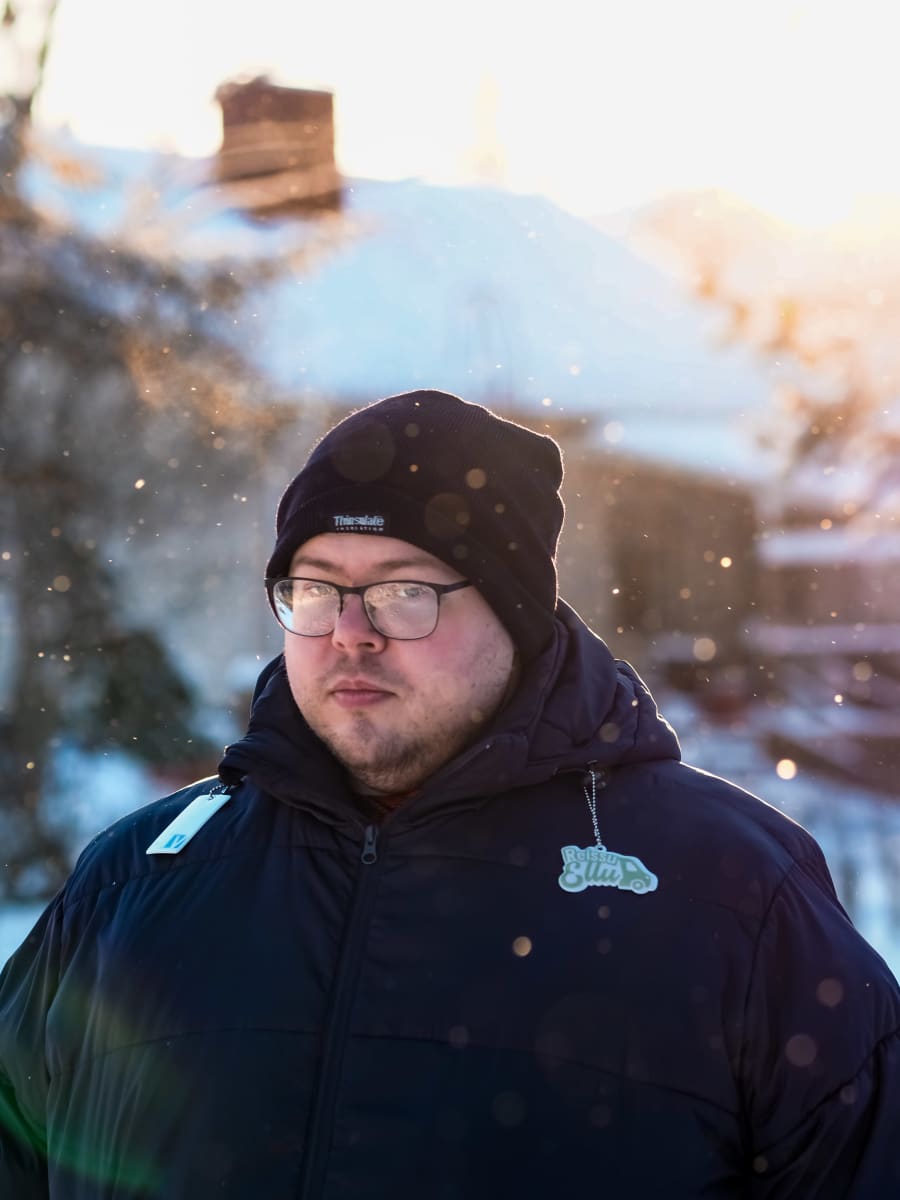Pertti Närväinen seisoo ulkona talvipakkasella.