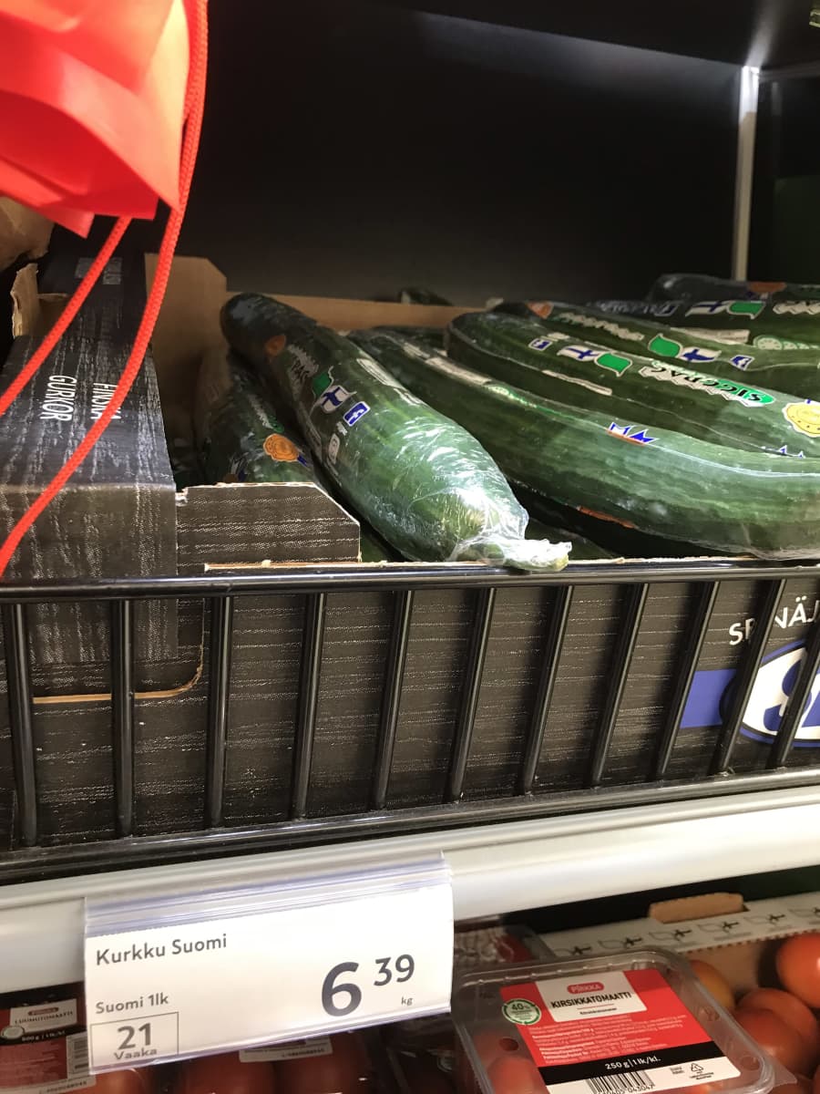 Kurkkuja korissa kaupan hyllyllä