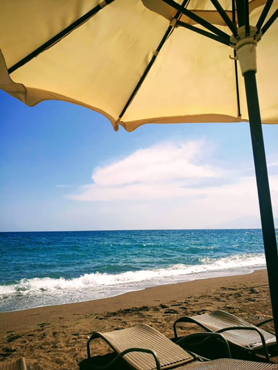 aurinkovarjo rannalla