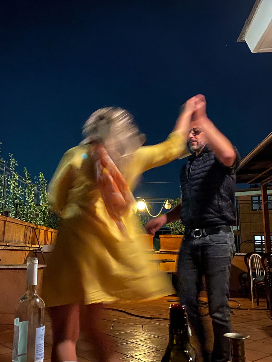 Riikka Vainio tanssimassa miehen kanssa.