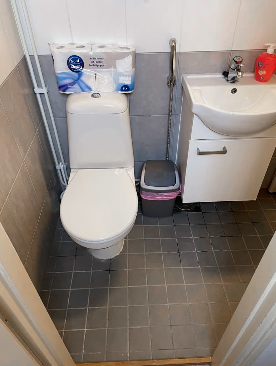 Pienen asunnon yhdistetty wc ja kylpyhuone, nyt siistinä.