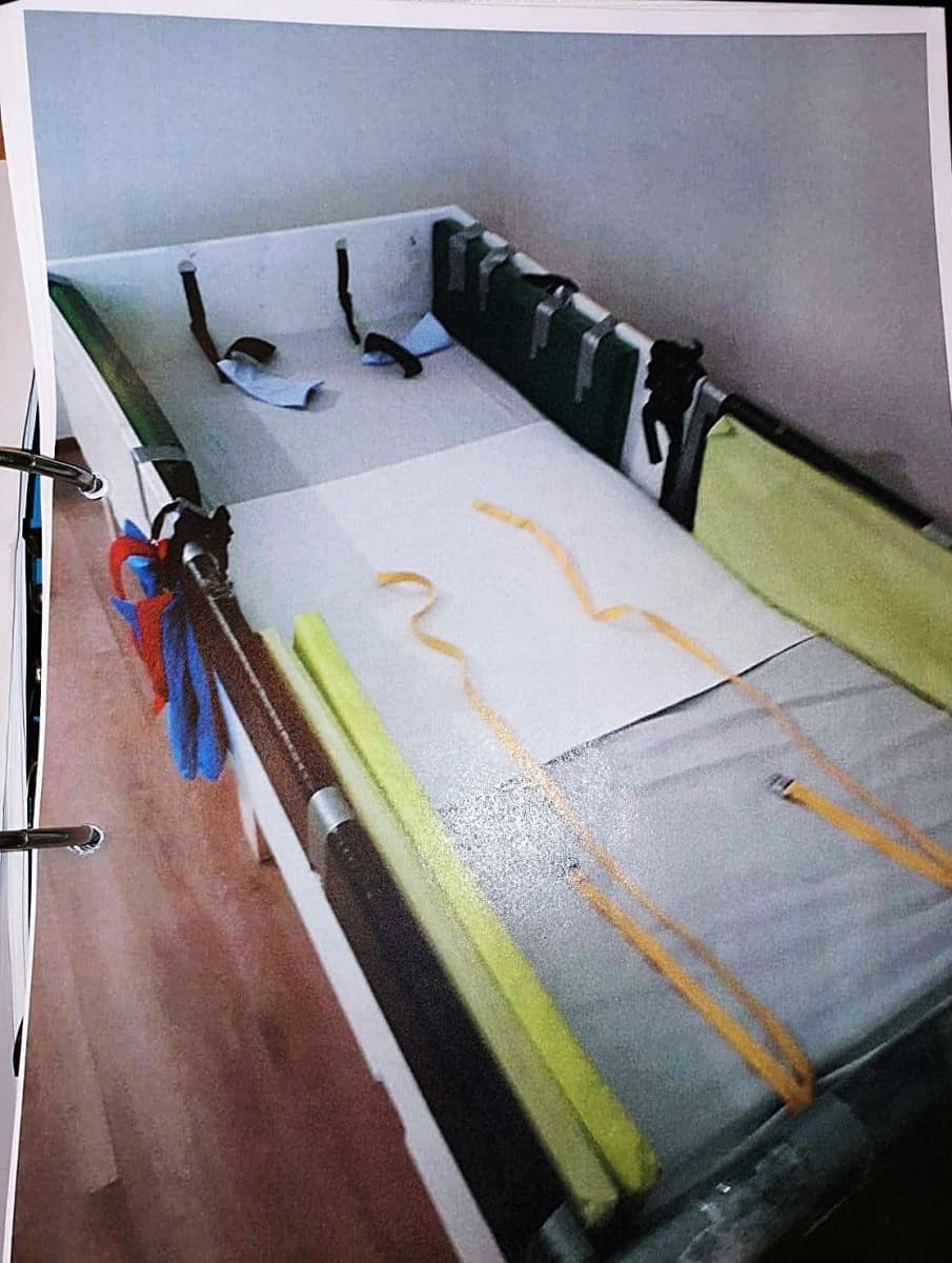 Kuva sängystä, jossa on reunat ja lepositeet.