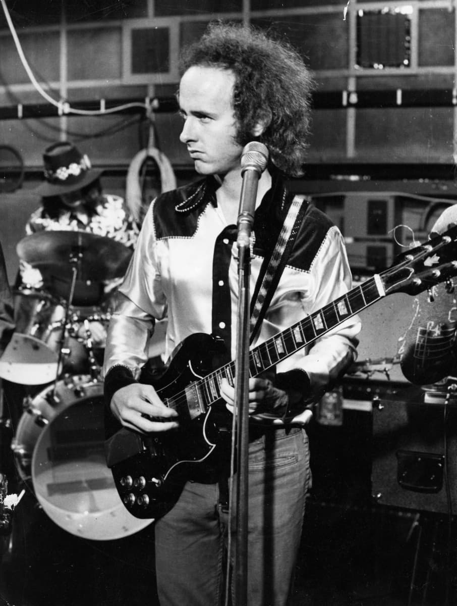 Robby Krieger kitaroineen.