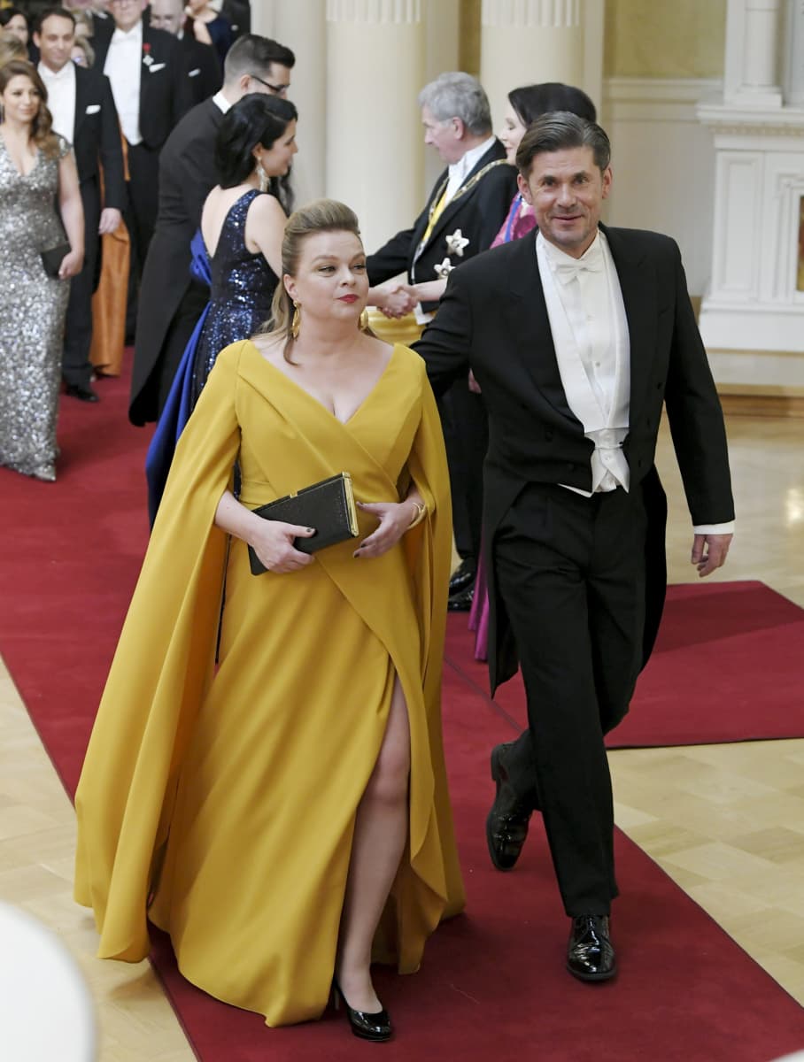 Elina Knihtilä ja Tommi Korpela kättelemässä linnan juhlissa Helsingissä itsenäisyyspäivänä 