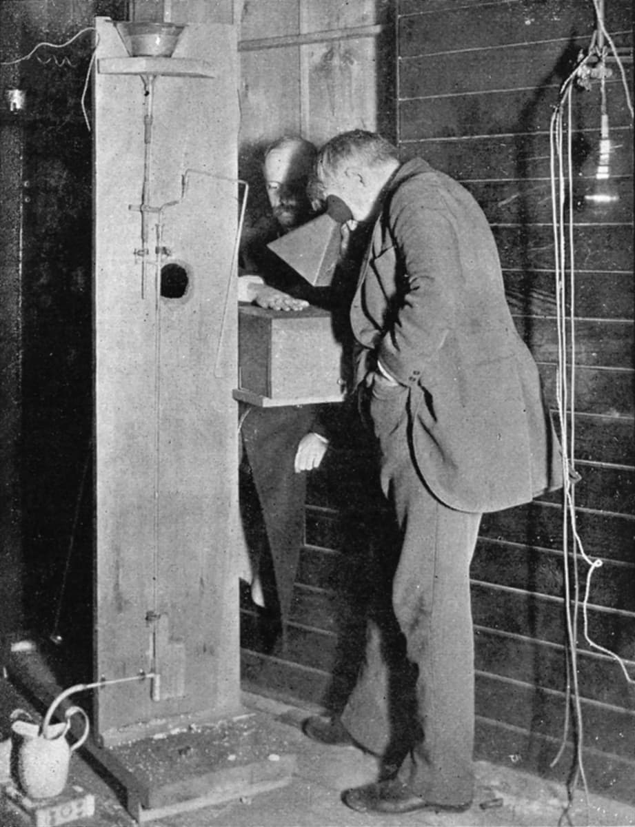 Edison kuvaa apulaisensa Dallyn kättä röntgenlaitteella.