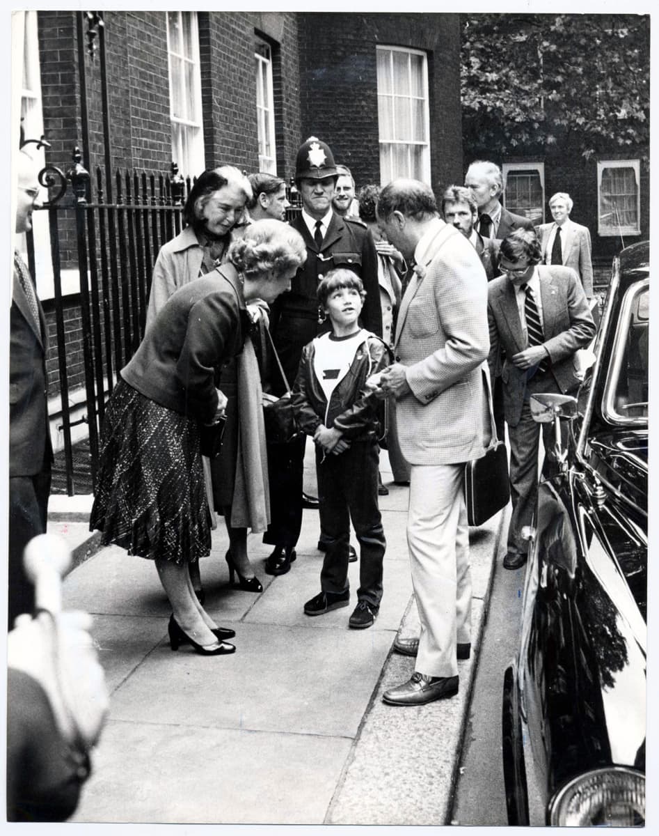 Britannian pääministeri Margaret Thatcher juttelee 8-vuotiaalle Justinille Lontoossa mustavalkoisessa kuvassa vuodelta 1980.