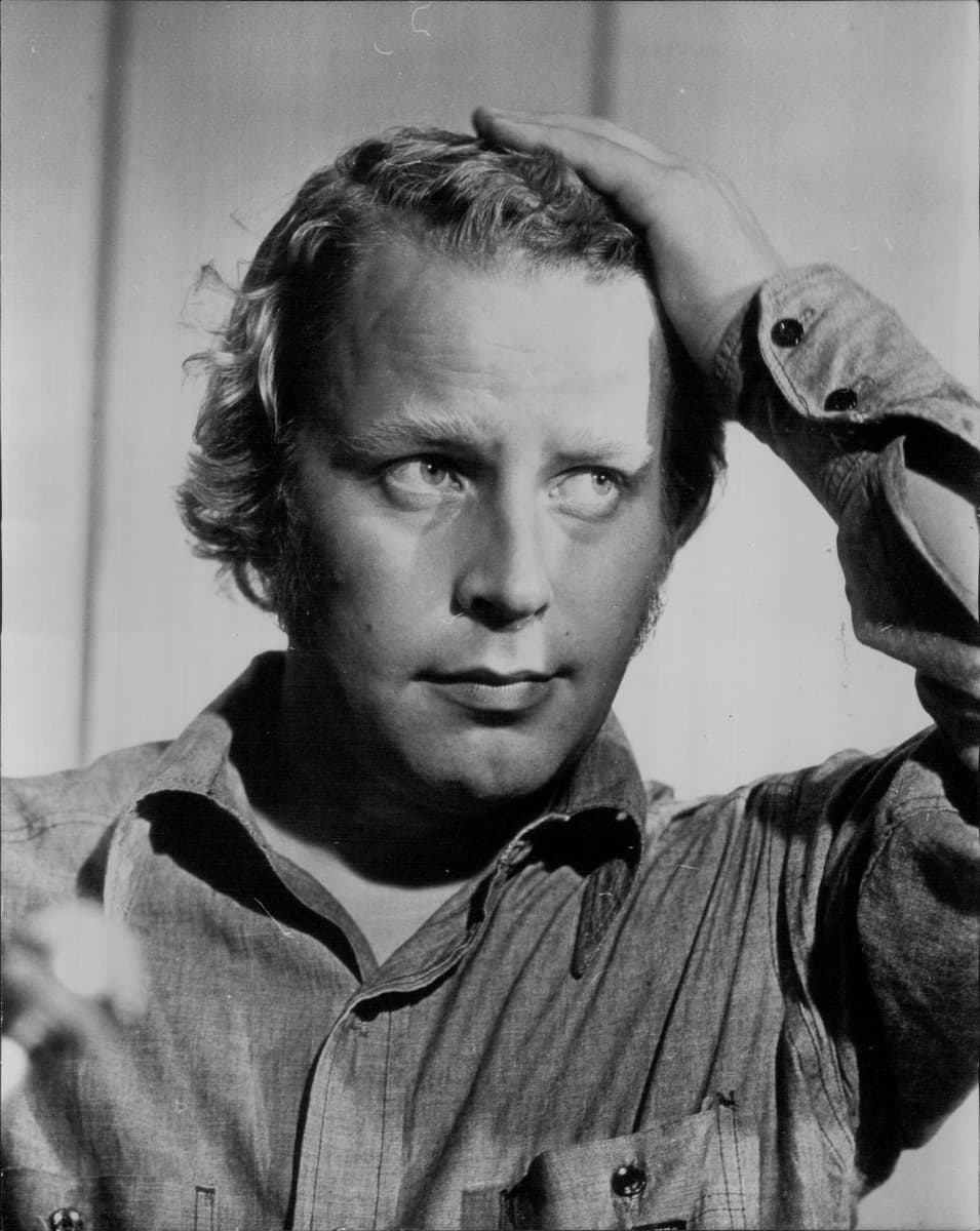 Rallimestari Hannu Mikkola vanhassa kuvassa.