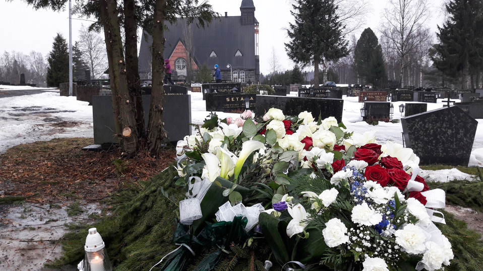 Olli Lindholm haudattiin lehden mukaan sukuhautaan Pomarkussa Satakunnassa.