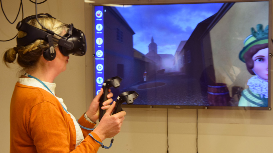 Ylen toimittaja Minna Rosvall astui vuoden 1812 Turkuun Panu Savolaisen opastuksella.