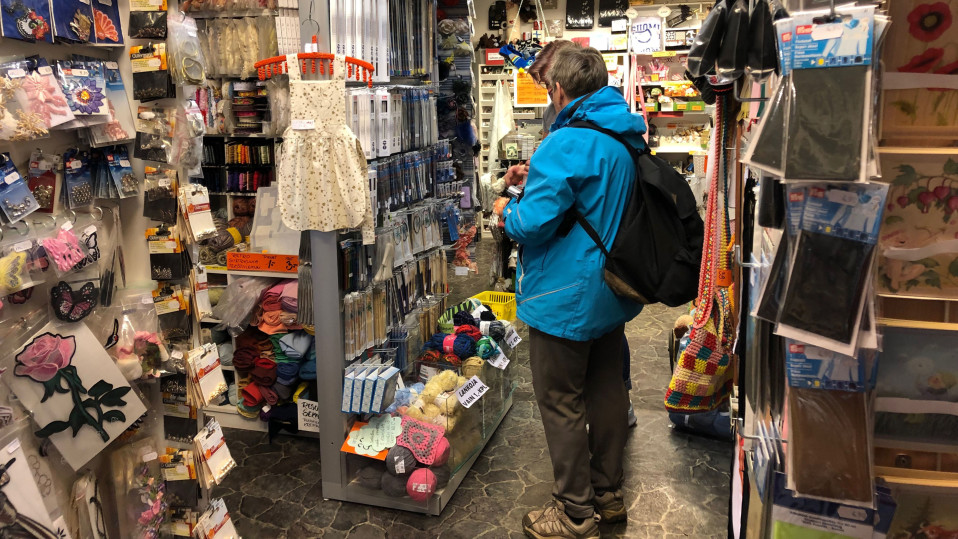 nappikaupassa on tavaraa