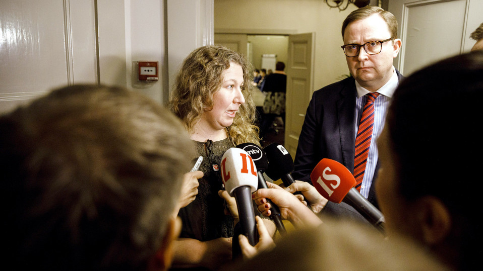 Heidi Nieminen (vas.) ja Palvelualojen työnantajat Palta ry:n toimitusjohtaja Tuomas Aarto medioiden piirittämänä