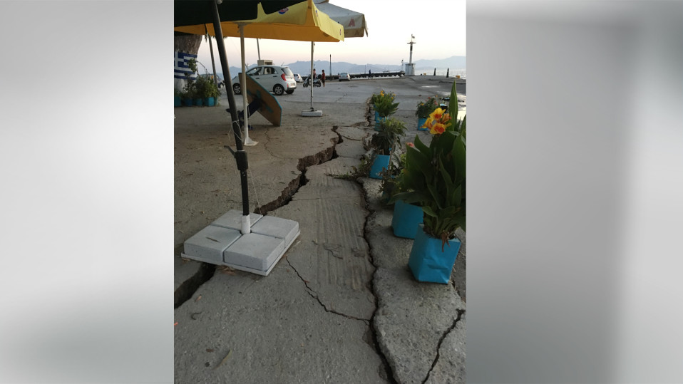 Maanjäristyksen aiheuttamia halkeamia maassa Kreikan Kos:n saarella
