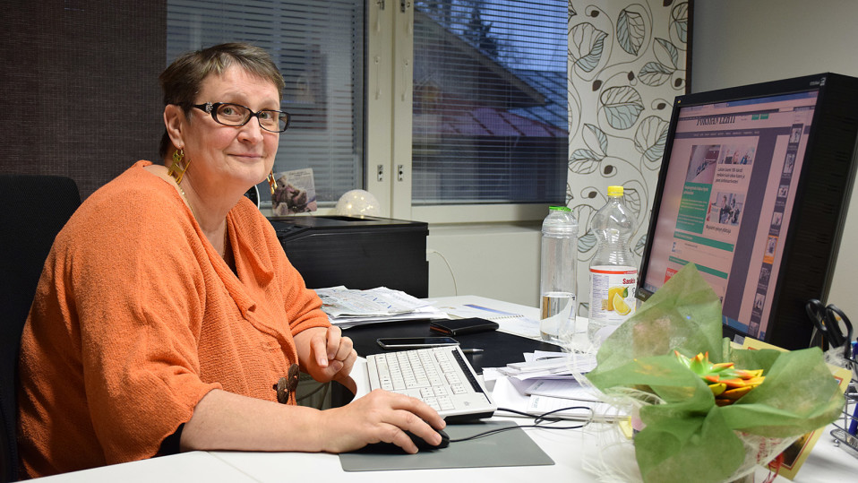 Lehden uutispäällikkö työpöytänsä ääressä