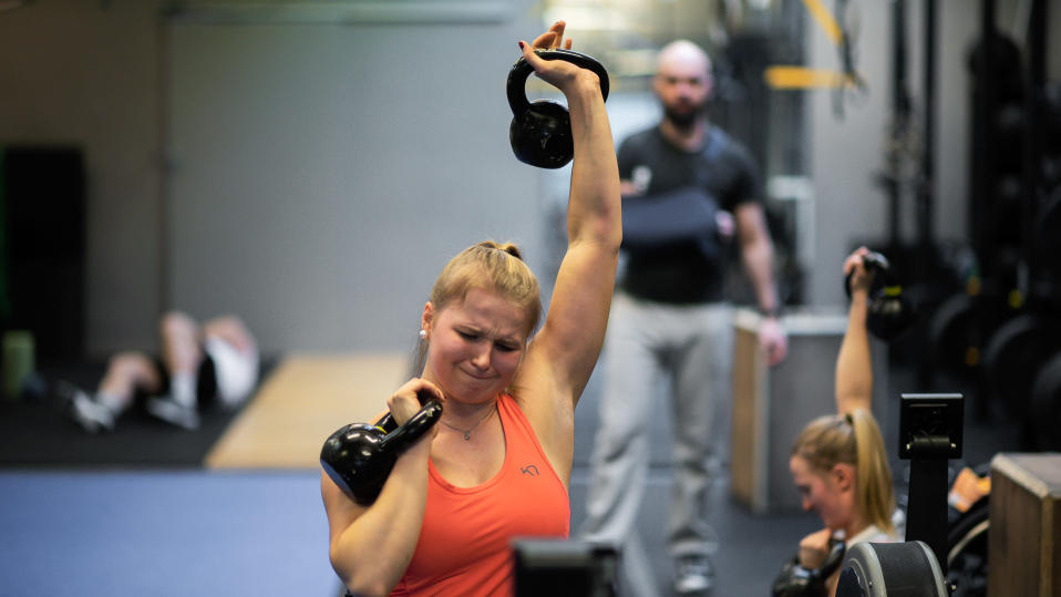 Nette Kiviranta nostaa kahvakuulia käsillään crossfit-tunnilla.