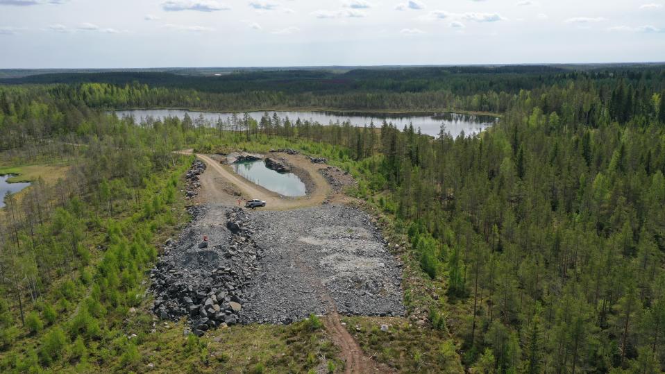 maisemakuva kaustiselta ilmasta järvi ja puita