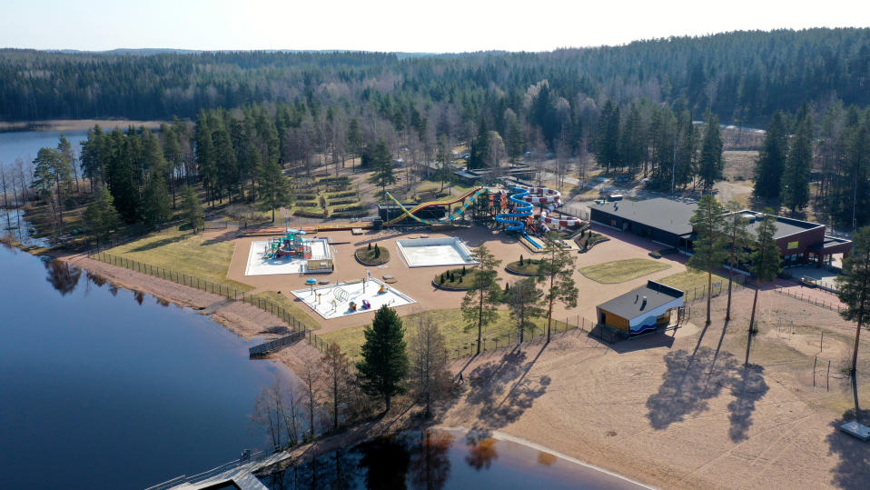 Vesipuisto Tykkimäki Aquapark Käyrälammen rannassa ilmasta nähtynä