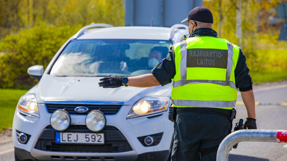 Rajavartiolaitos pysäyttämässä Ruotsista Suomeen tulevaa autoa Tornion rajanylityspaikalla.