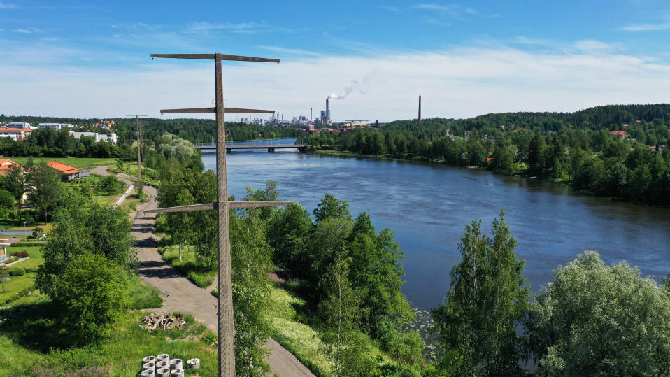 Kuusankoskella Kymijoen vierellä korkeita betonisia pylväitä