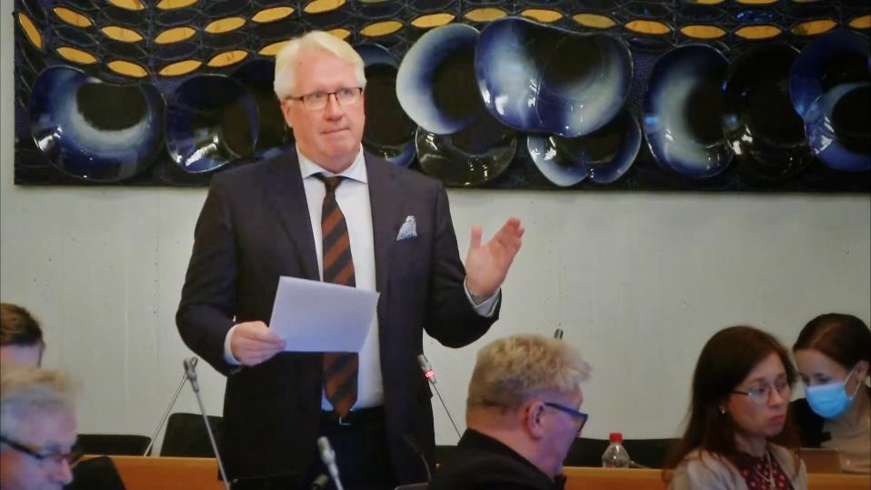 Veikko Vallin puhuu Tampereen kaupunginvaltuuston kokouksessa.
