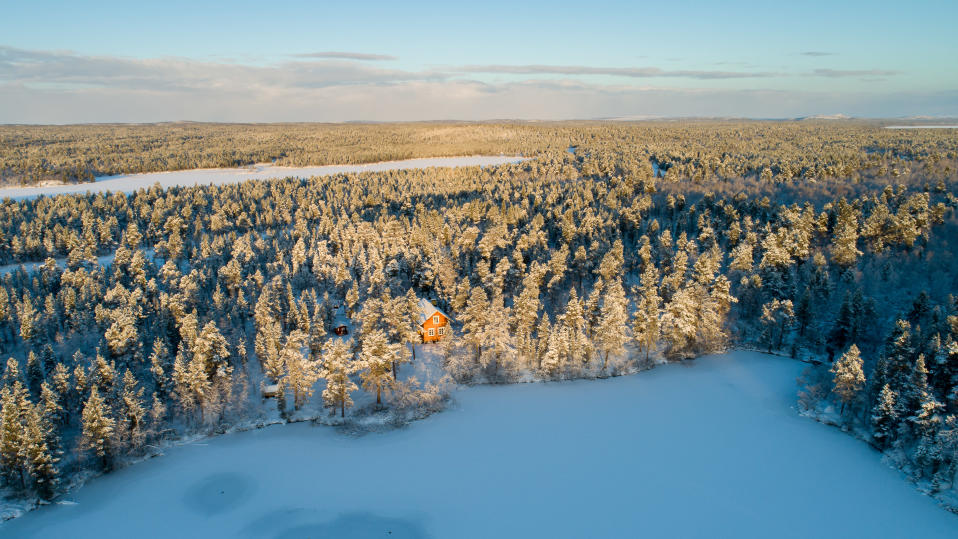 Talo järven rannalla. Kuvattuna ilmasta.