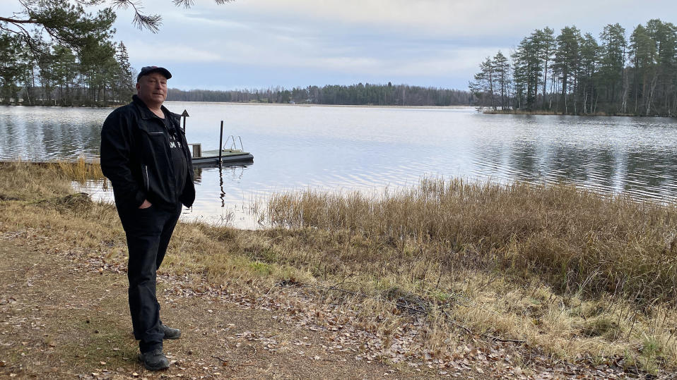 Marko Lappeteläinen seisoo järven rannalla lokakuisena pilvipoutaisena päivänä.