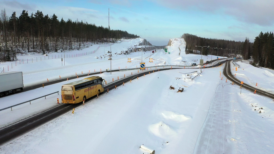 Ilmakuva Kirri-Tikkakoski -moottoritien alkupäästä Kirristä ennen väylän käyttöönottoa. Kuvassa näkyy linja-auto vanhalla nelostiellä ja taustalla uusi väylä kallioleikkauksineen.