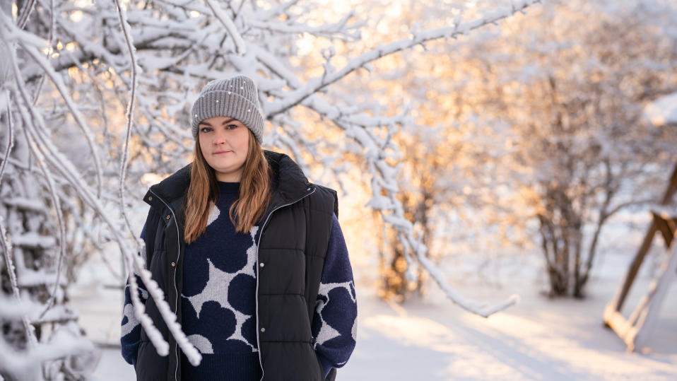 Jenna Saarenketo lumisen maiseman keskellä