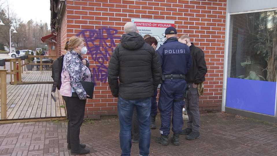 Katja-Pia Jenu ja poliisit.