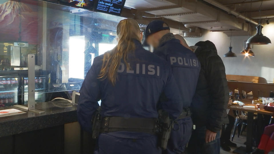 Kaksi poliisia ravintolan sisällä.