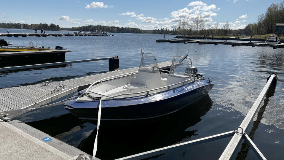 A small pulpit boat at the pier in the harbor area of ​​Vääksy Lighthouse Pavilion.  Other berths almost empty.