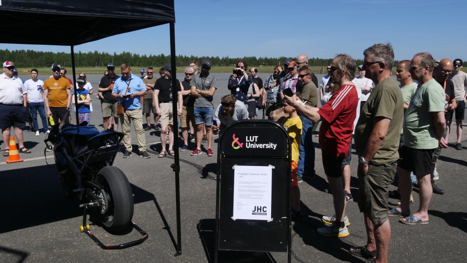 Yleisöä Lappeenrannan lentoasemalla.