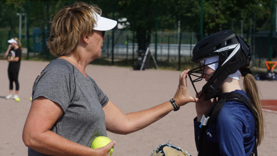 Catcher, eli sieppari on pesäpalloilijalle uusi rooli. valmentaja Connie Clarkin mukaan kypärä vaatii totuttelua, jotta lujaa tulevan pallon näkee ristikon läpi.