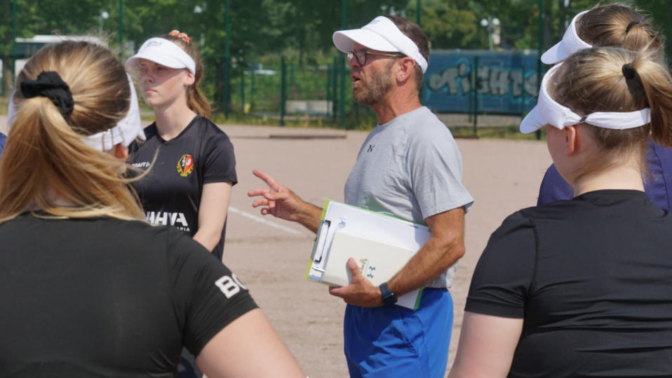 Kirk Walker opettaa pesäpalloilijoille softballin perusteita. Ilman niitä on mahdotonta menestyä.