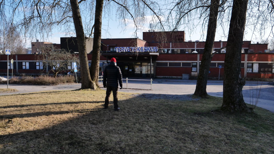 Jari Salonen Nokian terveyskeskuksen edessä