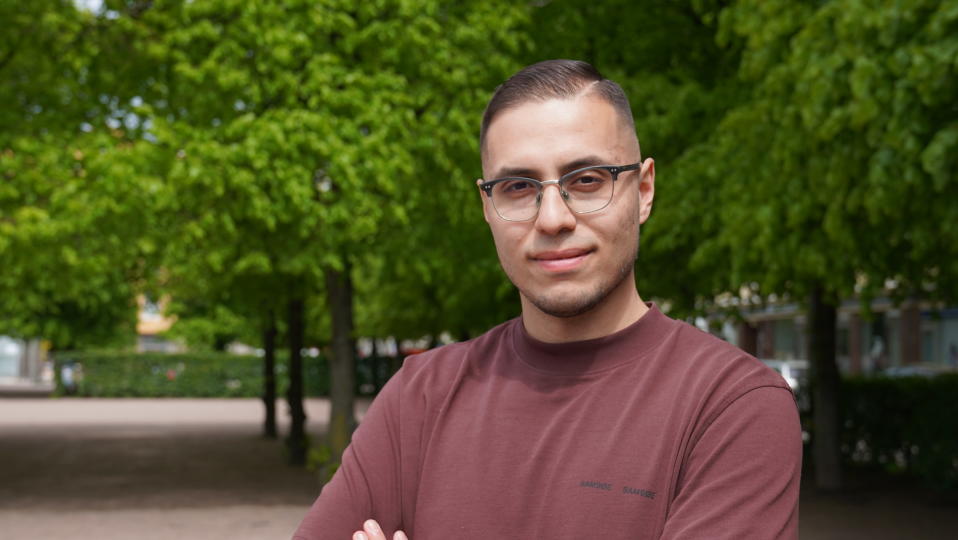 Ekonomisti Youssef Zad seisoo Hakaniemen puistossa.