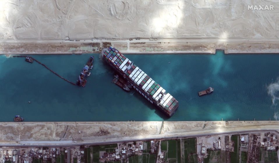 Fartyget Ever Given blockerar Suezkanalen.