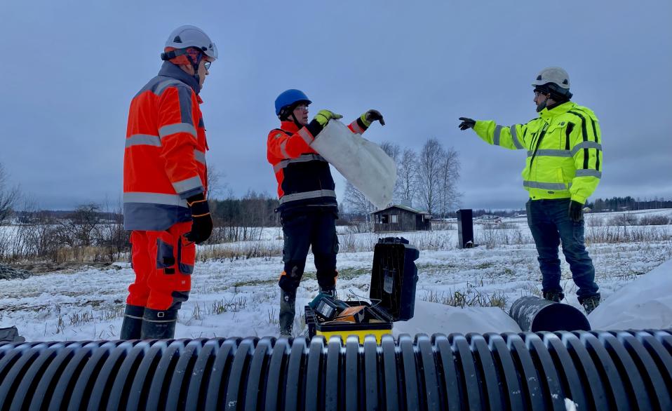 Hakepuubioreaktoreiden asennustöitä Alavudenjärven rannassa