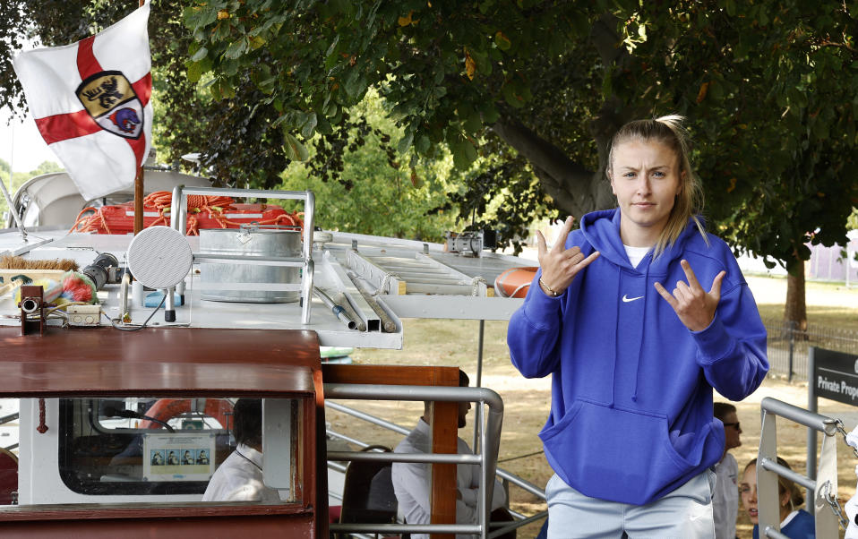 Leah Williamson Englannin joukkueen veneajelulla.