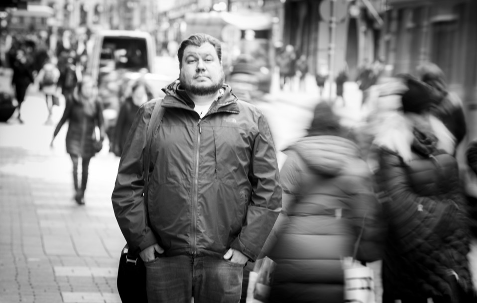 Elokuvaohjaaja Joonas Berghäll tarkkailee ihmisiä Aleksilla.