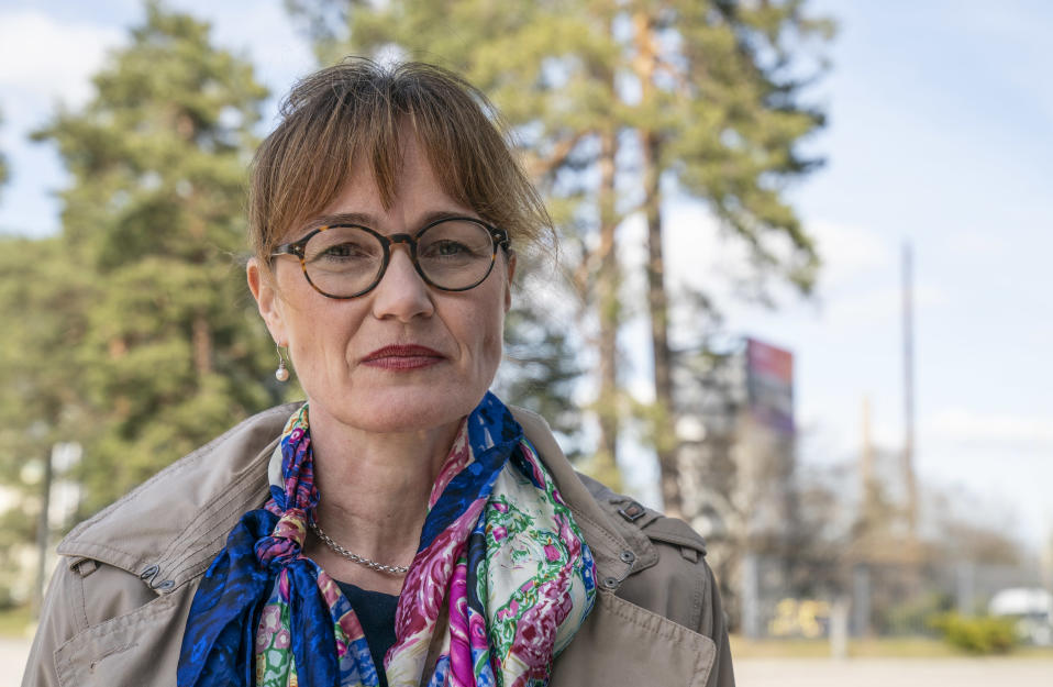 Maija Kaukonen kuvattu thl:n ulkotiloissa